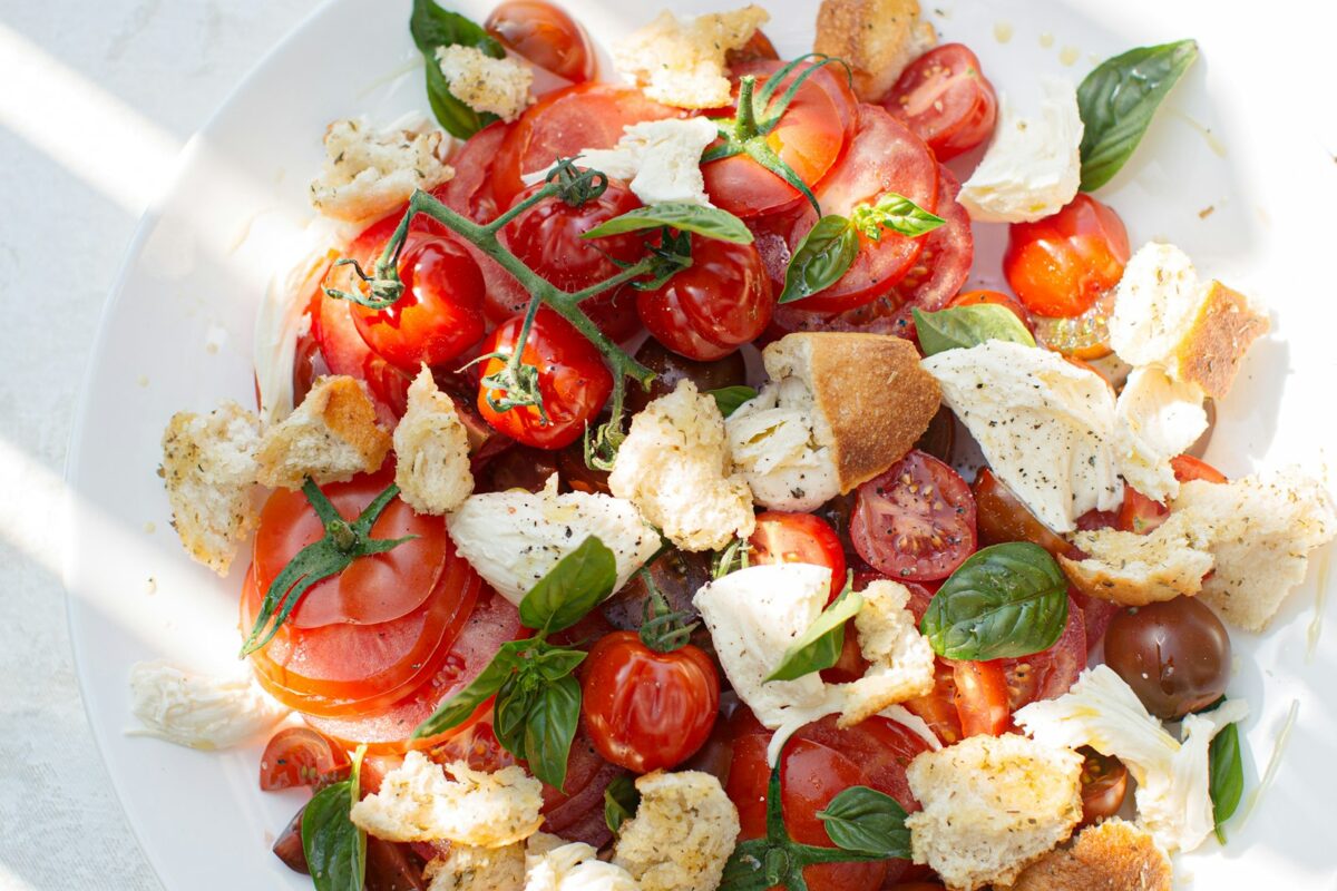 Tomato, mozzarella and basil salad with torn bread
